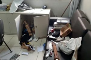 Ladrão entra pela janela da sala do delegado e furta drogas e armas de delegacia