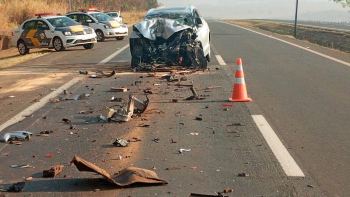 Motorista vem a óbito após colidir seu carro contra uma carreta na SP-340