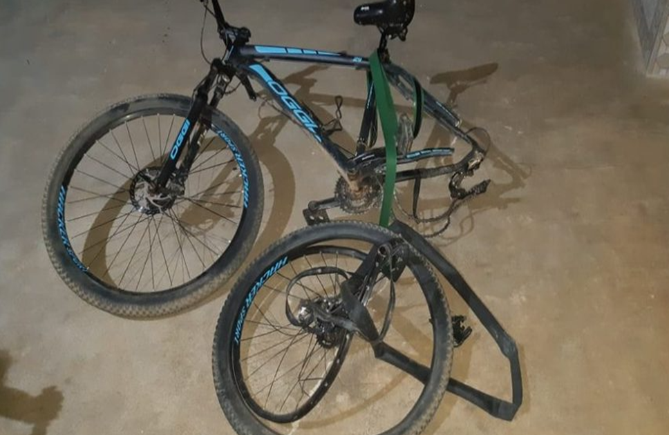 Carro de prefeito atropela ciclista na BR-459 e motorista foge sem prestar socorro a vítima