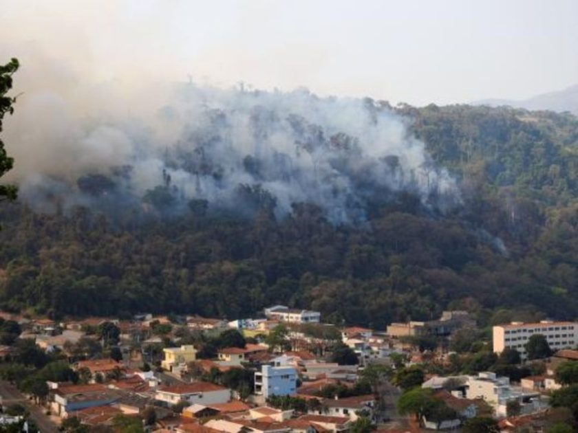 Corpo de Bombeiros e Defesa Civil conseguem controlar incêndios na Serra da Paulista