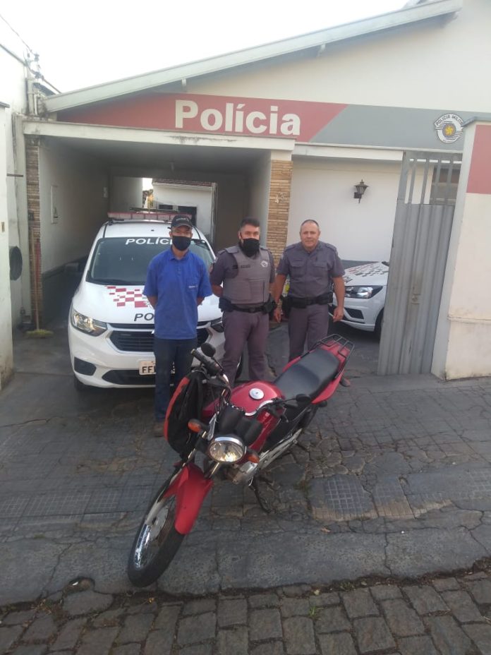 Motocicleta furtada é localizada abandonada na entrada do Sítio Novo