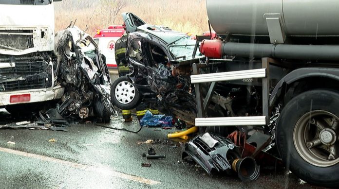 Três morrem e 3 ficam feridos após acidentes envolvendo 8 veículos na rodovia Anhanguera