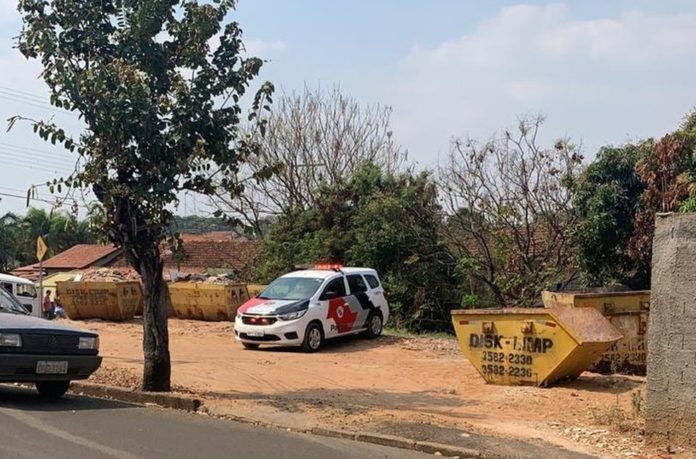 Corpo de homem é encontrado em estado avançado de decomposição dentro de um córrego