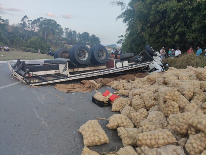 Caminhãou tombou e três foram presos por saque da carga em Caldas (MG) — Foto: Polícia Rodoviária Federal