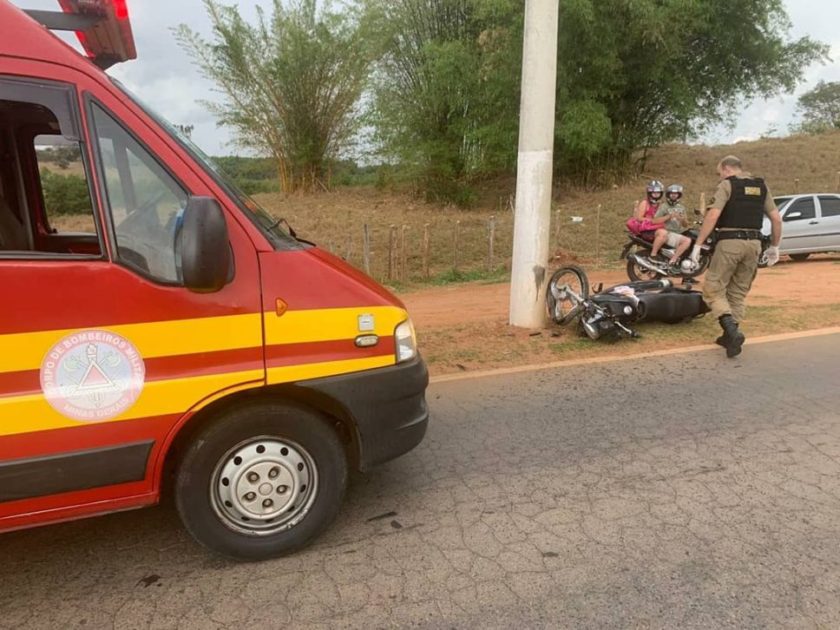 Motociclista fica gravemente ferido após colidir com um poste de iluminação pública