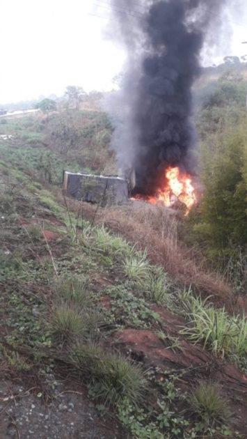 Motorista de Van morre em acidente com Carreta