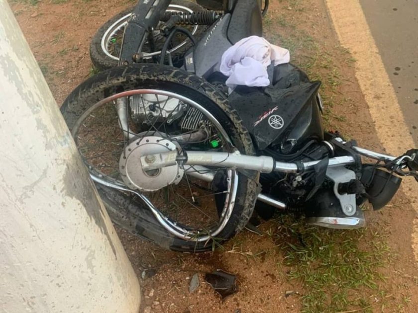 Motociclista fica gravemente ferido após colidir com um poste 