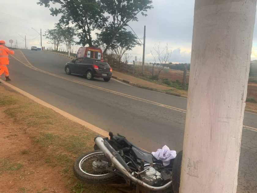 Motociclista fica gravemente ferido após colidir com um poste de iluminação pública