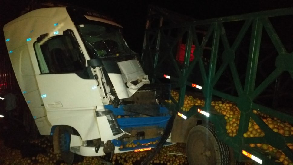 Acidente envolvendo duas carretas e um caminhão deixa dois mortos na rodovia SP-255