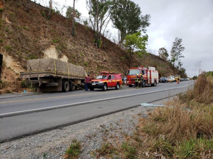 Mãe e filha morrem em acidente entre carro e caminhão entre Cana Verde e Campo Belo — Foto: Divulgação/Corpo de Bombeiros