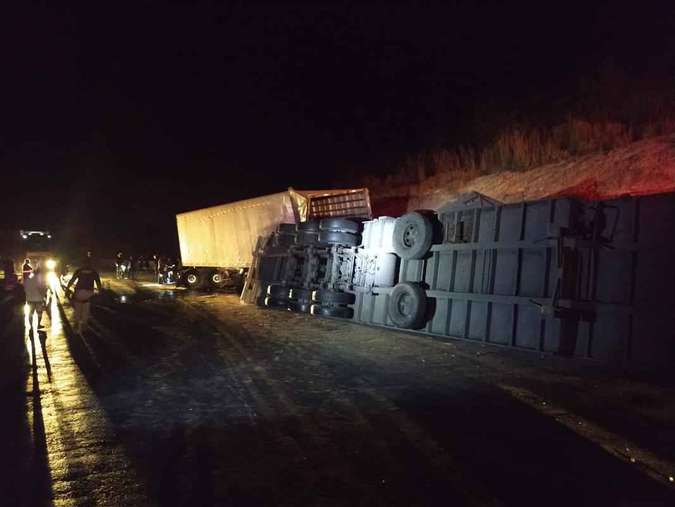 Acidente entre ônibus e dois caminhões deixa 45 pessoas feridas na BR-251