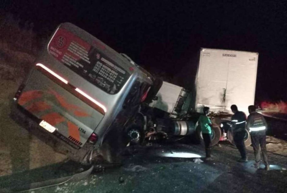 Acidente entre ônibus e dois caminhões