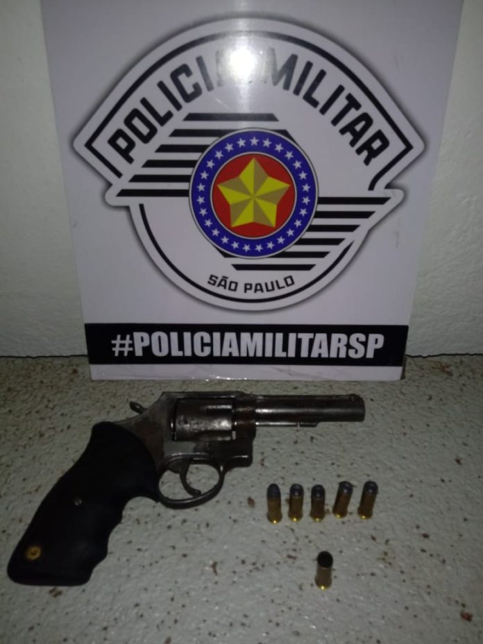 Arma apreendida pela Polícia Militar na tentativa de assalto em Mococa