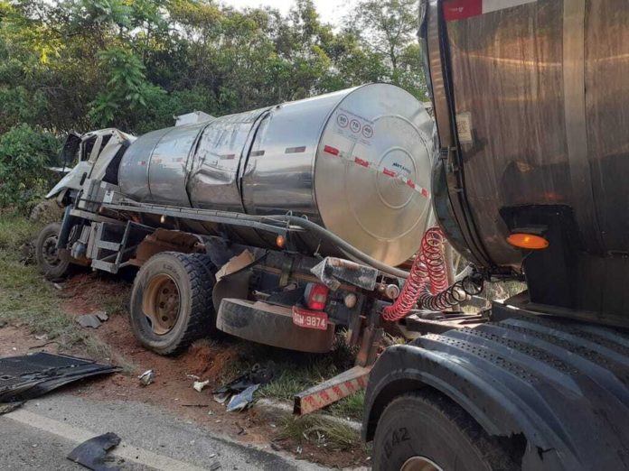 Caminhão bate em ônibus em Soledade de Minas (MG) — Foto: Polícia Militar Rodoviária