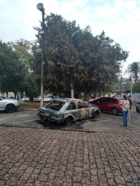 Escort pega fogo e fica completamente destruído no estacionamento da Igreja 