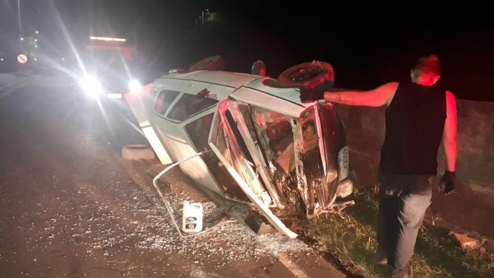 Motorista capota seu voyage e abandona veículo na entrada de Rio Pardo