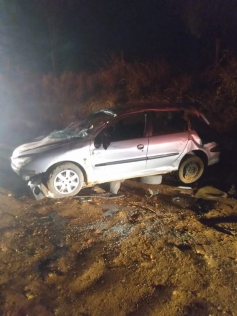 Motorista fica ferido após capotar seu carro na estrada de terra no Macaúbas