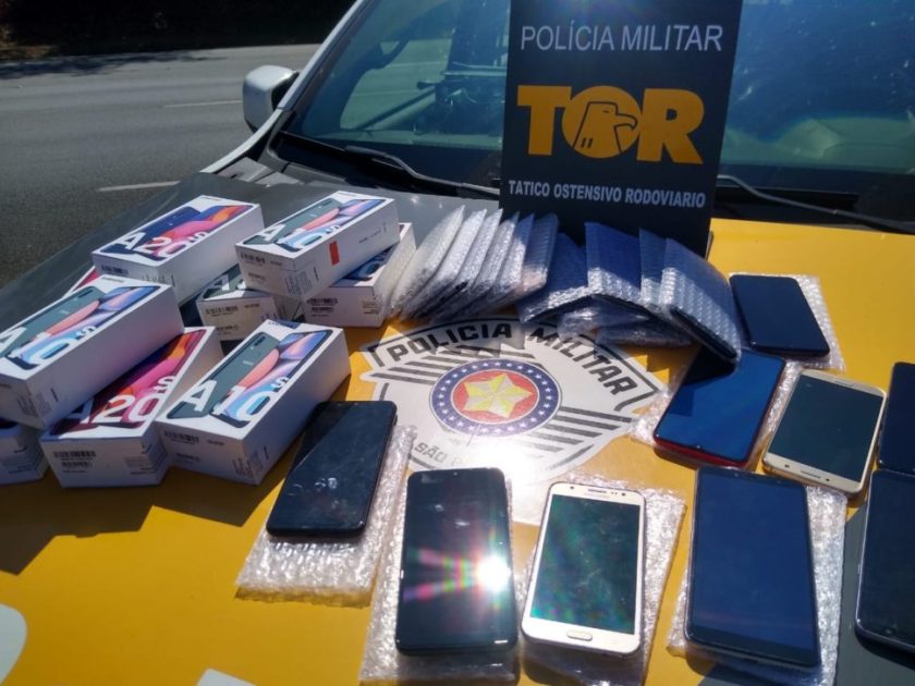 Equipe TOR da Polícia Rodoviária apreende celulares e drogas durante Operação Ônibus na SP-330