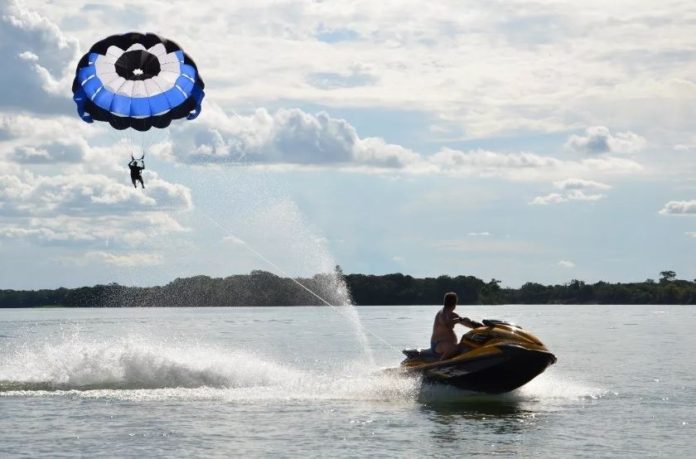 Foto: Parasail - imagem ilustrativa