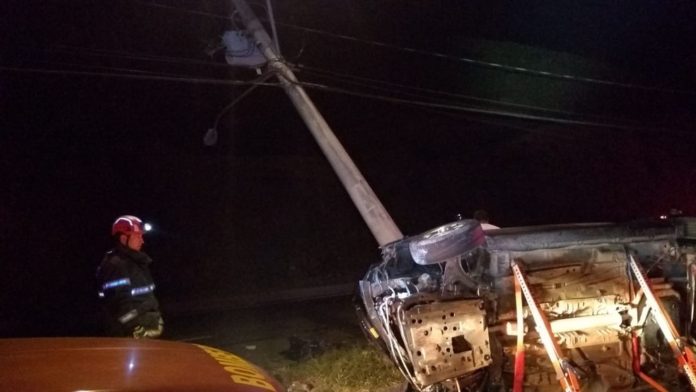 Homem morre depois de bater o carro em um poste em Poços de Caldas (MG) — Foto: Corpo de Bombeiros