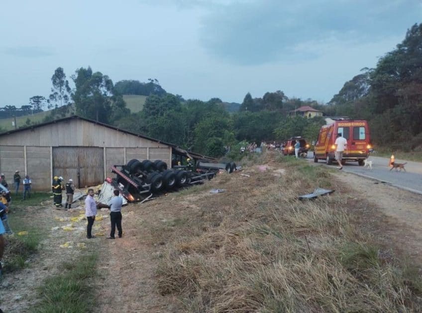 Três pessoas morrem em acidente de caminhão carregado de arroz