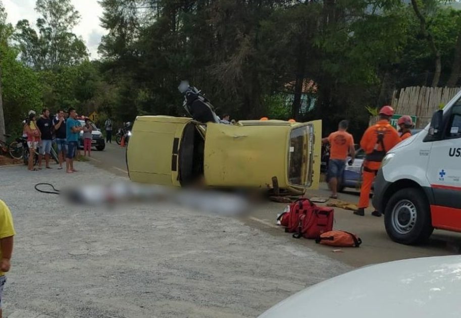 Acidente entre carro e moto deixa dois homens mortos 