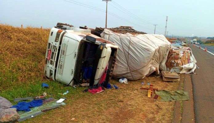 Motorista morre em Araras após caminhão tombar na Rodovia Anhanguera — Foto: Beto Ribeiro Repórter