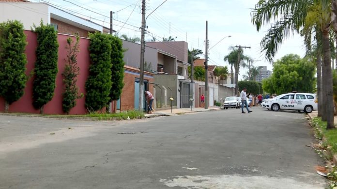 Homem foi abordado quando saia de casa em Mogi Mirim — Foto: Reprodução/EPTV