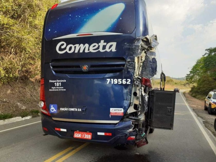 Batida entre ônibus e caminhão deixa homem ferido na rodovia MGC-383