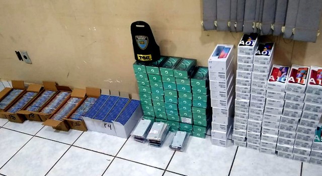 Polícia Rodoviária apreende 148 celulares e 500 pendrives na SP-330 em Pirassununga