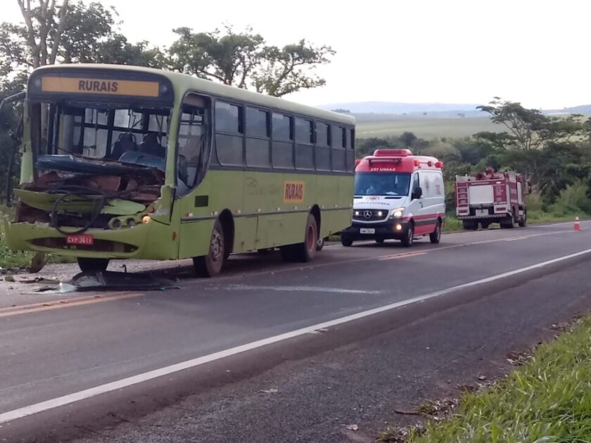 Duas pessoas ficam levemente feridas após colisão entre camionete e ônibus na Rodovia SP-338