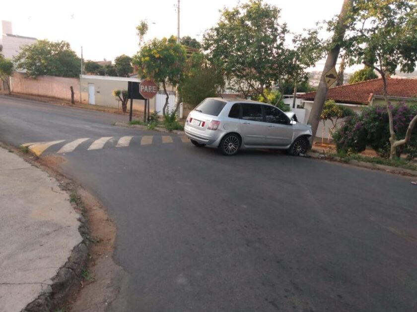 Acidente deixa 5 jovens feridos, sendo dois em estado grave no bairro Santo Antônio