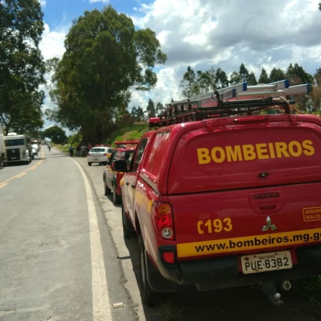 Acidente entre Van e Caminhão deixa uma pessoa morta e uma ferida na rodovia BR-491