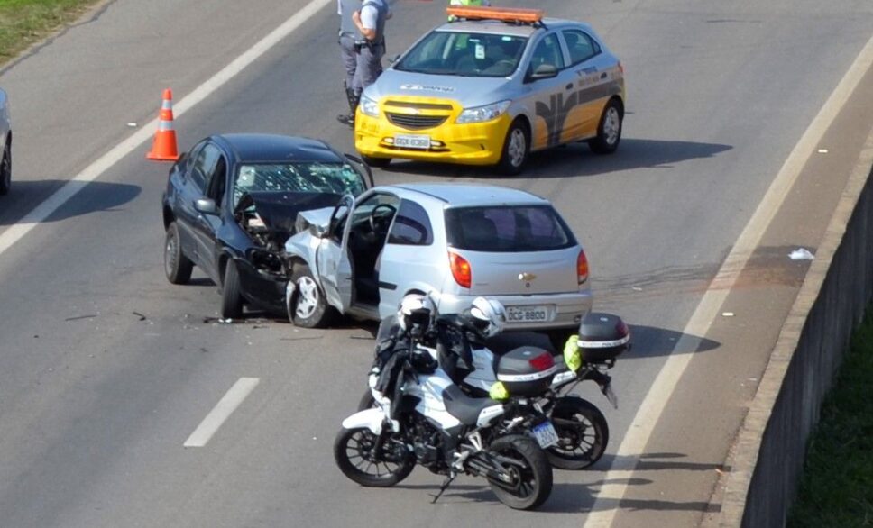 Colisão entre dois carros deixa uma pessoa morta e bloqueia Rodovia Adhemar de Barros