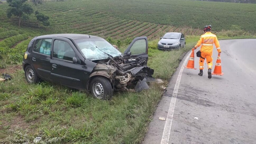 Colisão entre Van Escolar e Renault Clio deixa 15 pessoas feridas 