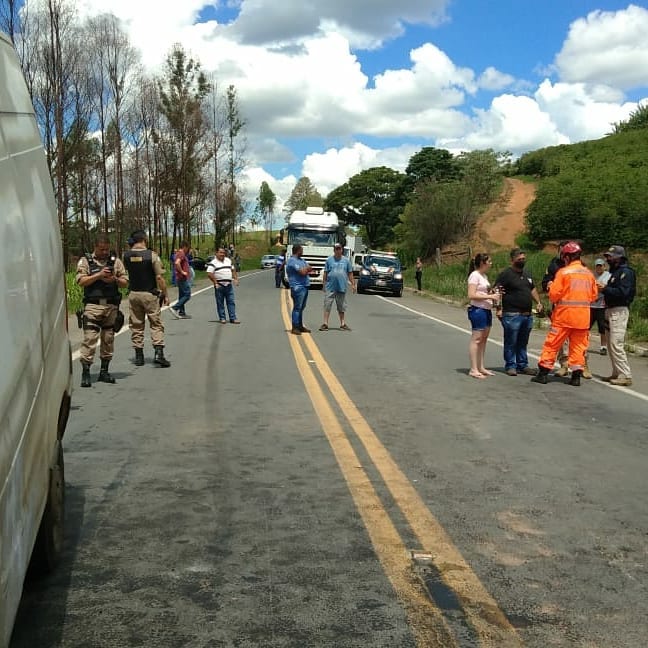 Acidente entre Van e Caminhão deixa uma pessoa morta e uma ferida 