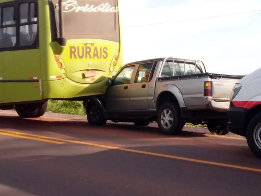 Duas pessoas ficam levemente feridas após colisão entre camionete e ônibus