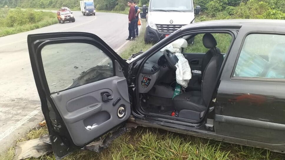 Colisão entre Van Escolar e Renault Clio deixa 15 pessoas feridas na rodovia BR-491