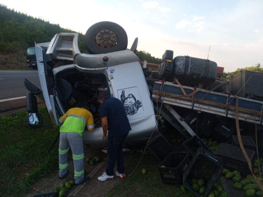 Motorista fica preso nas ferragens após caminhão capotar na rodovia SP-340