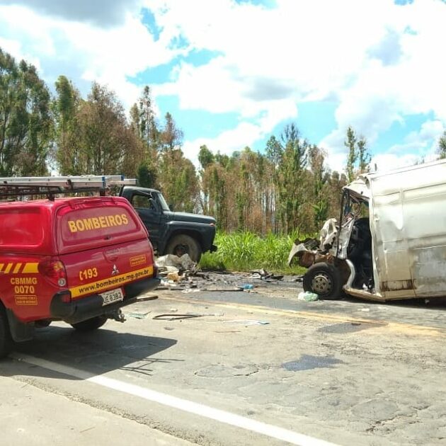 Acidente entre Van e Caminhão deixa uma pessoa morta e uma ferida na rodovia BR-491