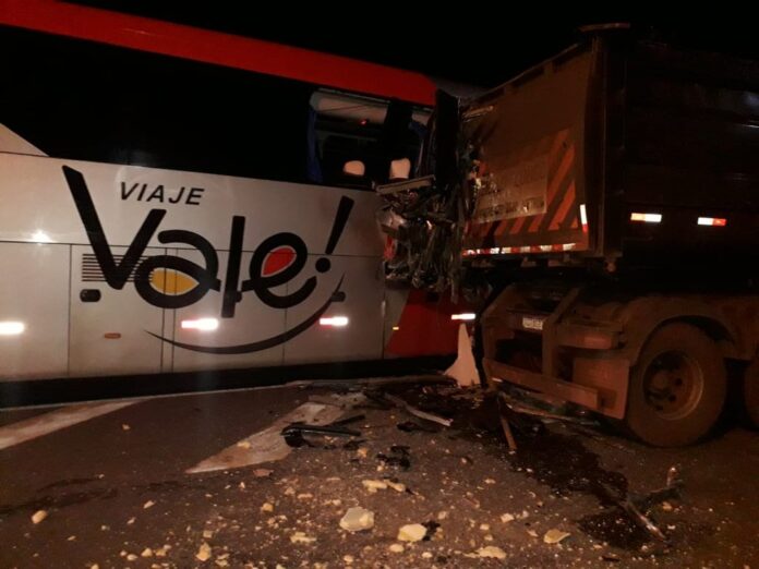 Ônibus bateu na traseira de caminhão que estava estacionado fora da pista na BR-262 em Campos Altos — Foto: Corpo de Bombeiros/Divulgação