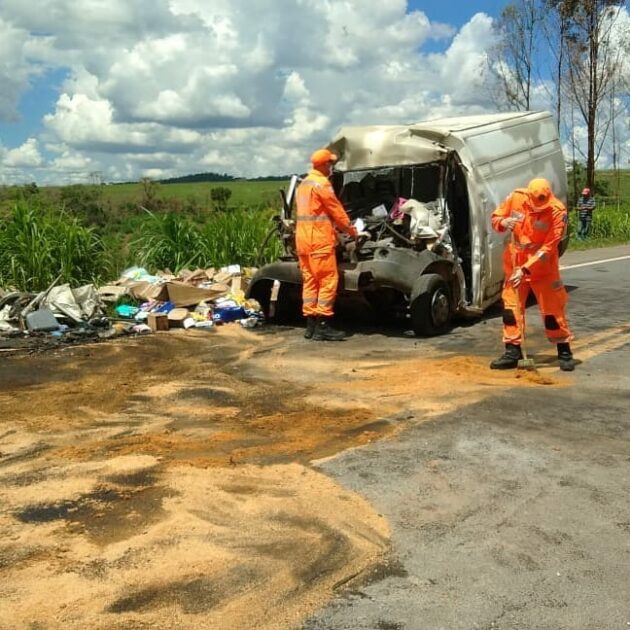 Acidente entre Van e Caminhão deixa uma pessoa morta e uma ferida 