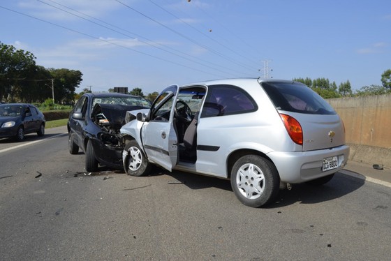 Colisão entre dois carros deixa uma pessoa morta 