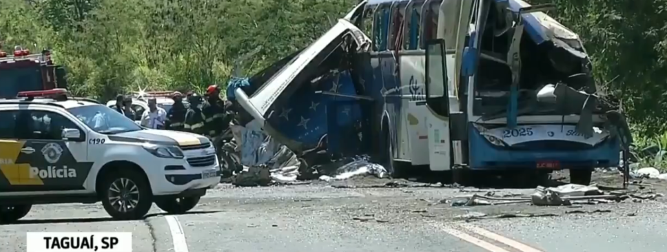 Acidente entre um ônibus e uma carreta deixou ao menos 41 mortos e 15 feridos 