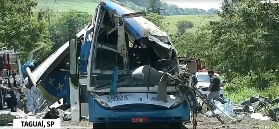 Acidente entre um ônibus e uma carreta deixou ao menos 41 mortos e 15 feridos 