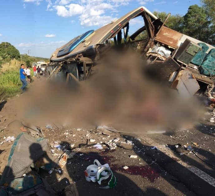 Acidente entre um ônibus e uma carreta deixou ao menos 41 mortos e 15 feridos na Rodovia SP-249