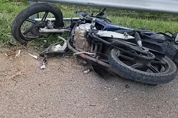 Motociclista bate em mureta e vem a óbito na SP-342