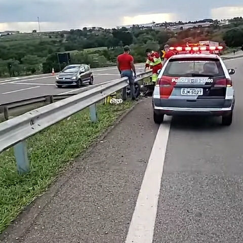 Motociclista bate em mureta e vem a óbito na SP-342