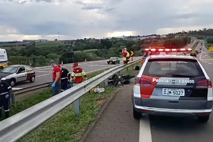 Motociclista bate em mureta e vem a óbito na SP-342