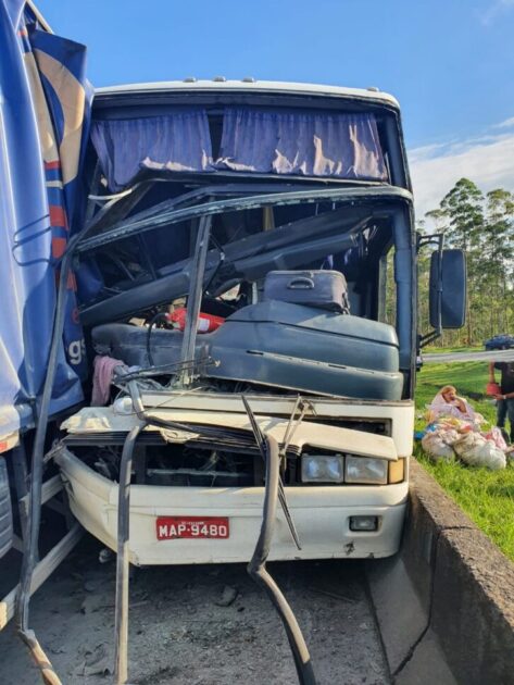 Grave acidente é registrado entre caminhões, ônibus e carreta 